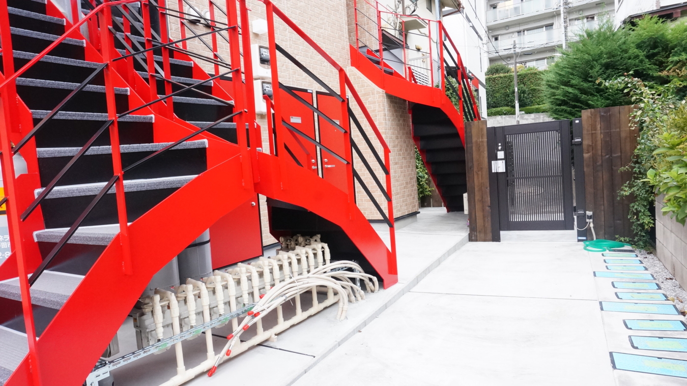 ネット無料・外国籍相談・駐輪可♬赤い階段が印象的なお洒落ワンルーム！《ウィロー練馬貫井》