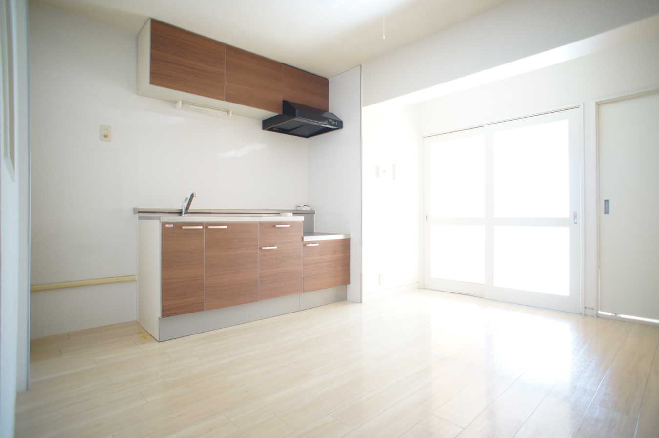 ビタミンカラーがアクセントの明るい2DKマンション（サンプラザ樋山）