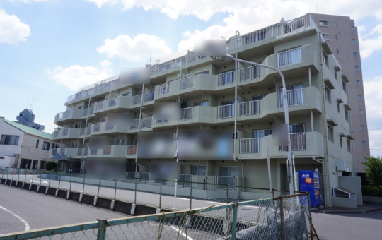 前が自動車教習所で開放感のあります（藤和平塚代官町コープ）