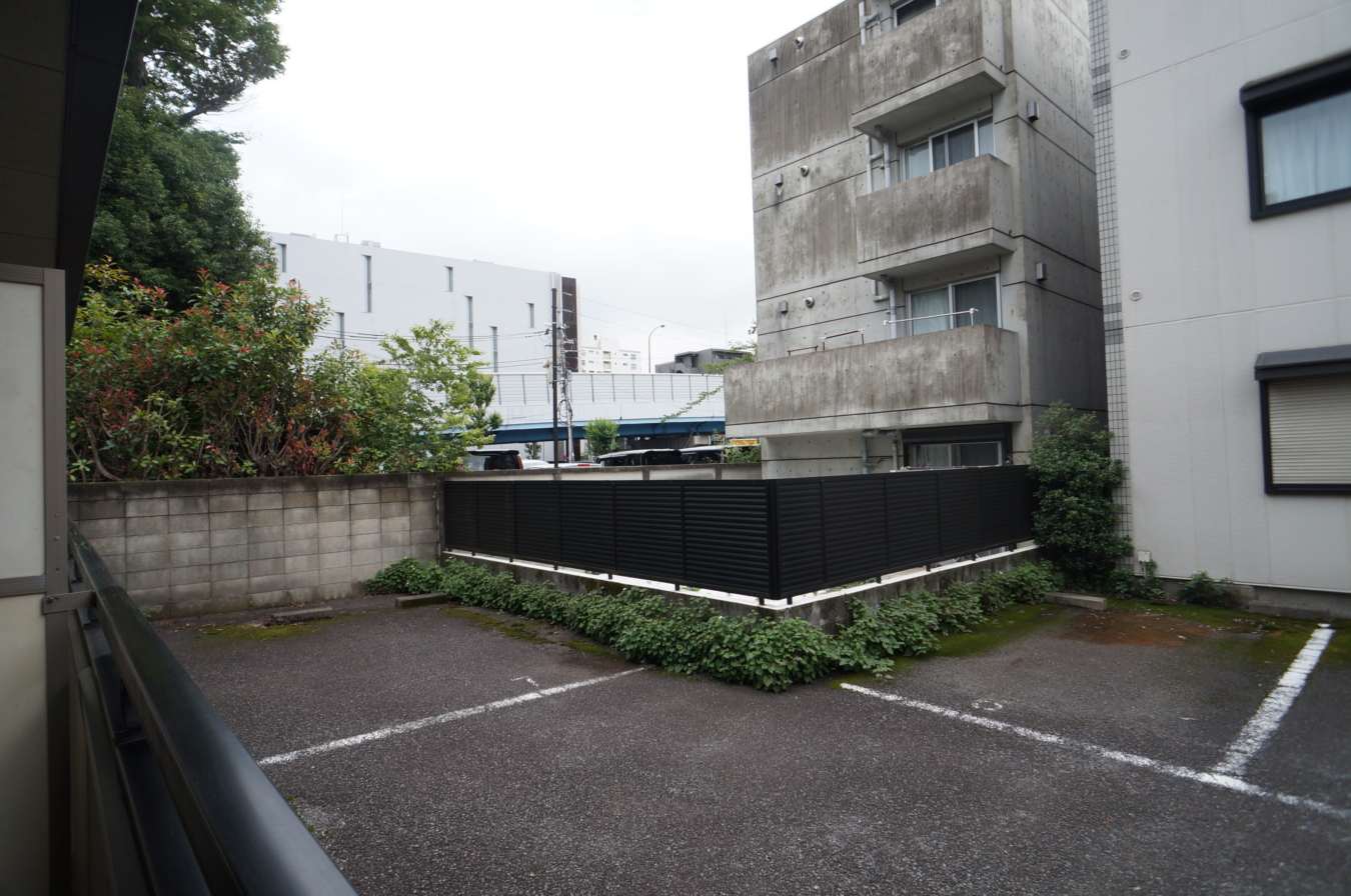 1Fでも窓の外は駐車場なお部屋（アネックス上高井戸）