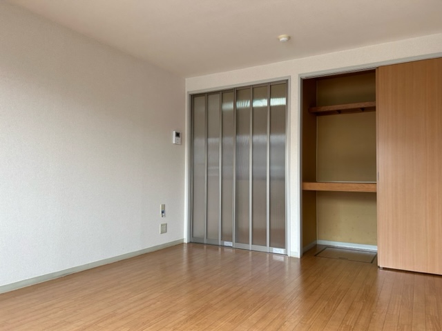 淡い色のアクセントクロスのお部屋です（メゾンジュネス）