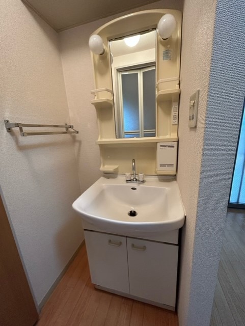淡い色のアクセントクロスのお部屋です（メゾンジュネス）