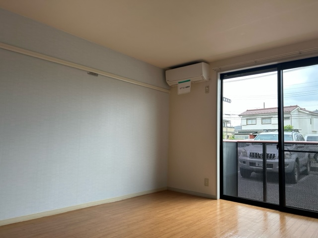 淡い色のアクセントクロスのお部屋です（メゾンジュネス）
