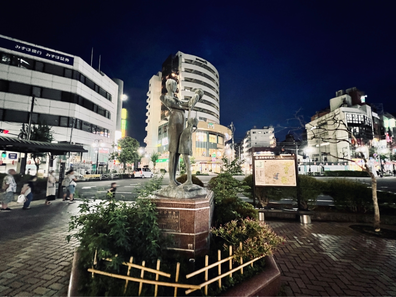 国分寺駅南口を出たところにある『かがやき像』