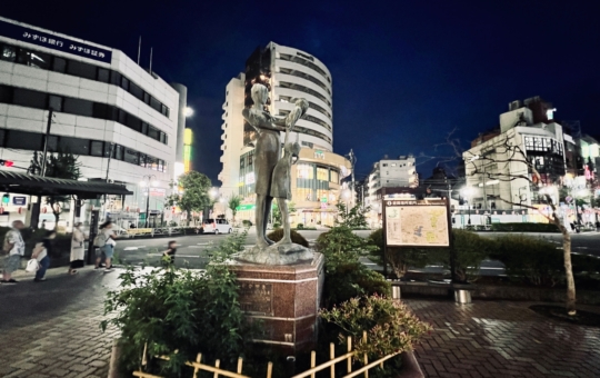 国分寺駅南口を出たところにある『かがやき像』