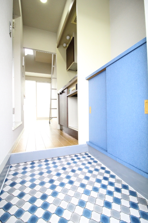 玄関からの眺望が素敵なお部屋★アクセントクロスなどお洒落な内装★（Casa do M）