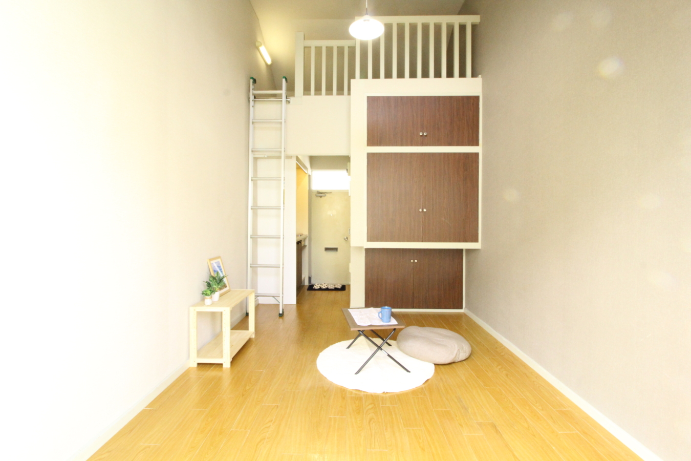 玄関からの眺望が素敵なお部屋★アクセントクロスなどお洒落な内装★（Casa do M）