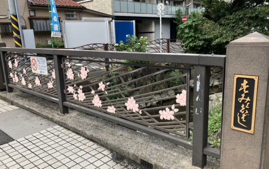 桜のデザインがされている橋🌸