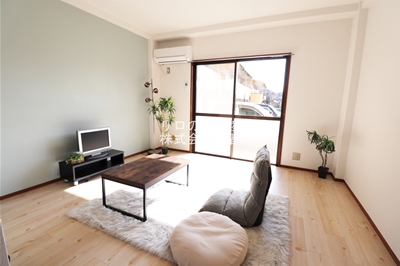お部屋によって異なるアクセントクロス、水道代月額１.０００円固定です(フラット連光寺)