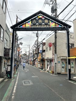 レトロな現役商店街　-六角橋商店街-