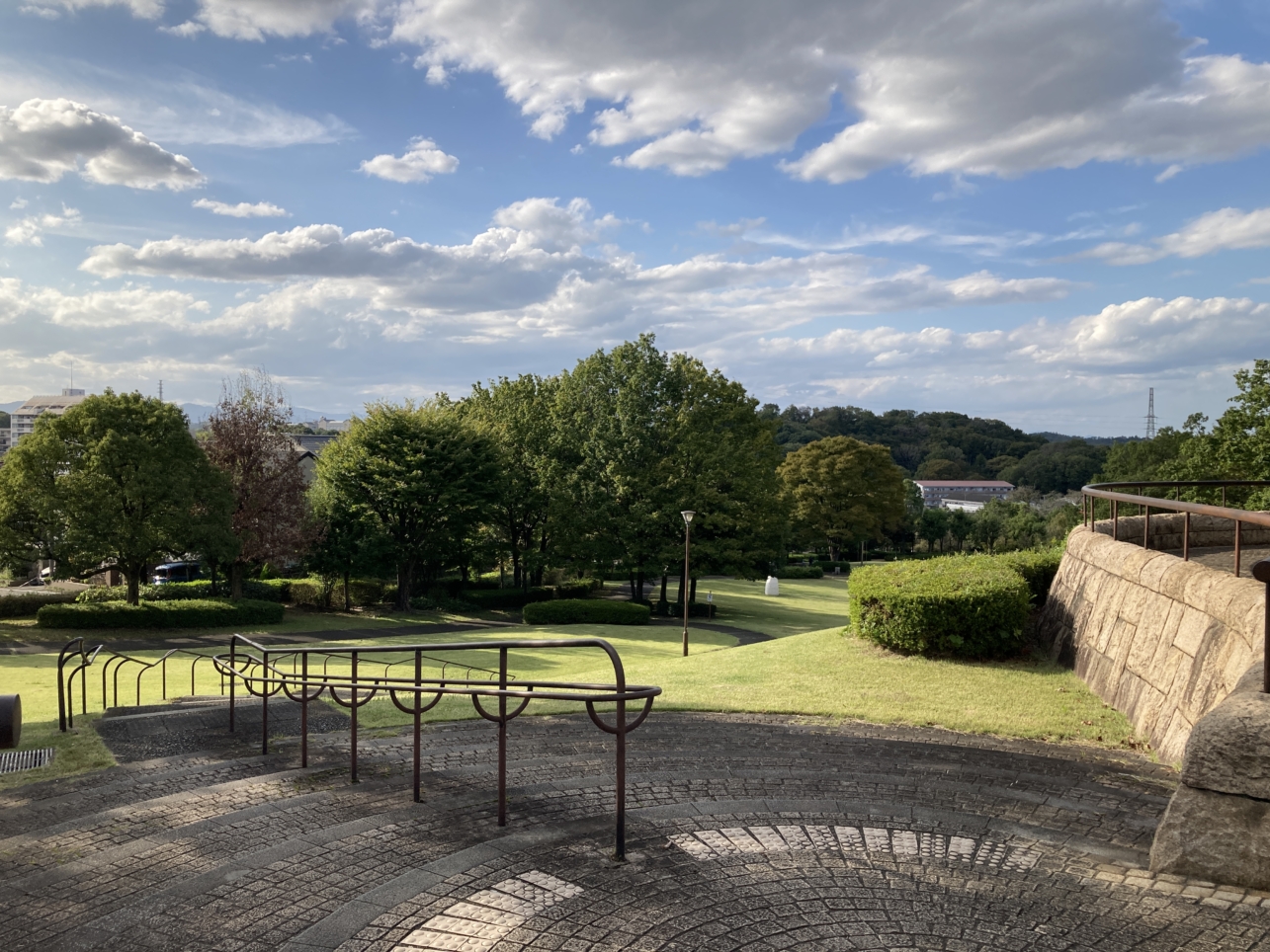 【京王堀之内】傾斜を生かした公園です♪