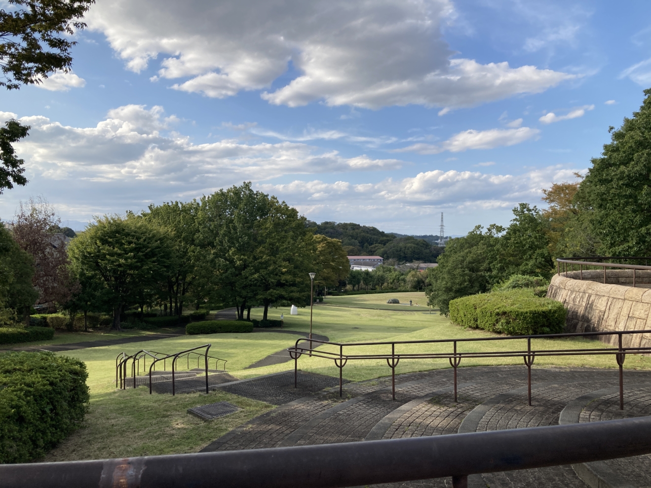 【京王堀之内】傾斜を生かした公園です♪