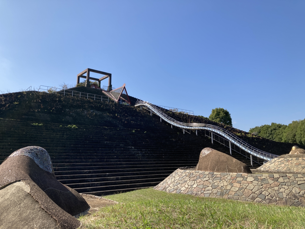 【京王堀之内】大人も滑りたくなる？！巨大スライダーのある公園☆