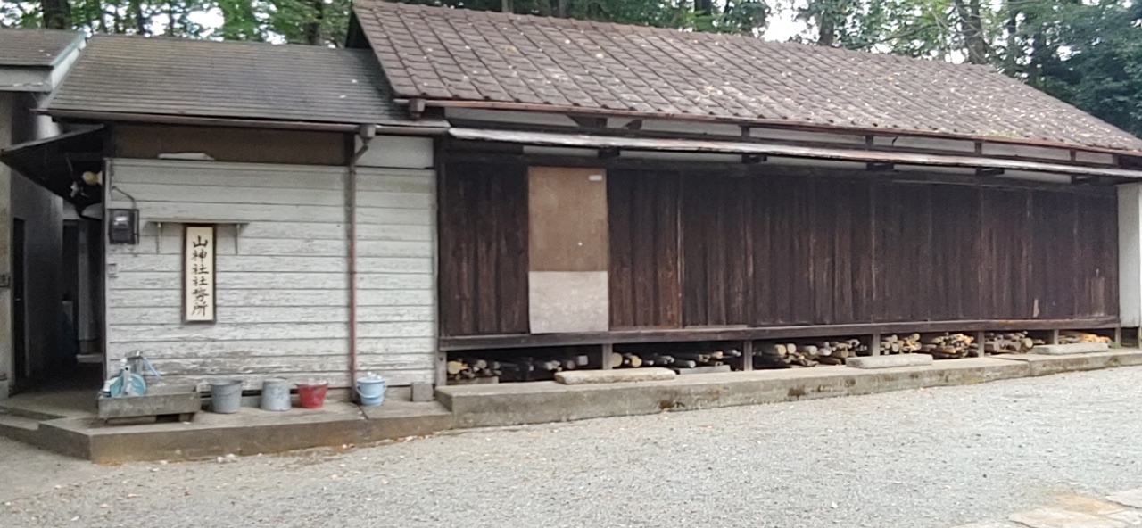 住宅街の一角に山神社　⛩