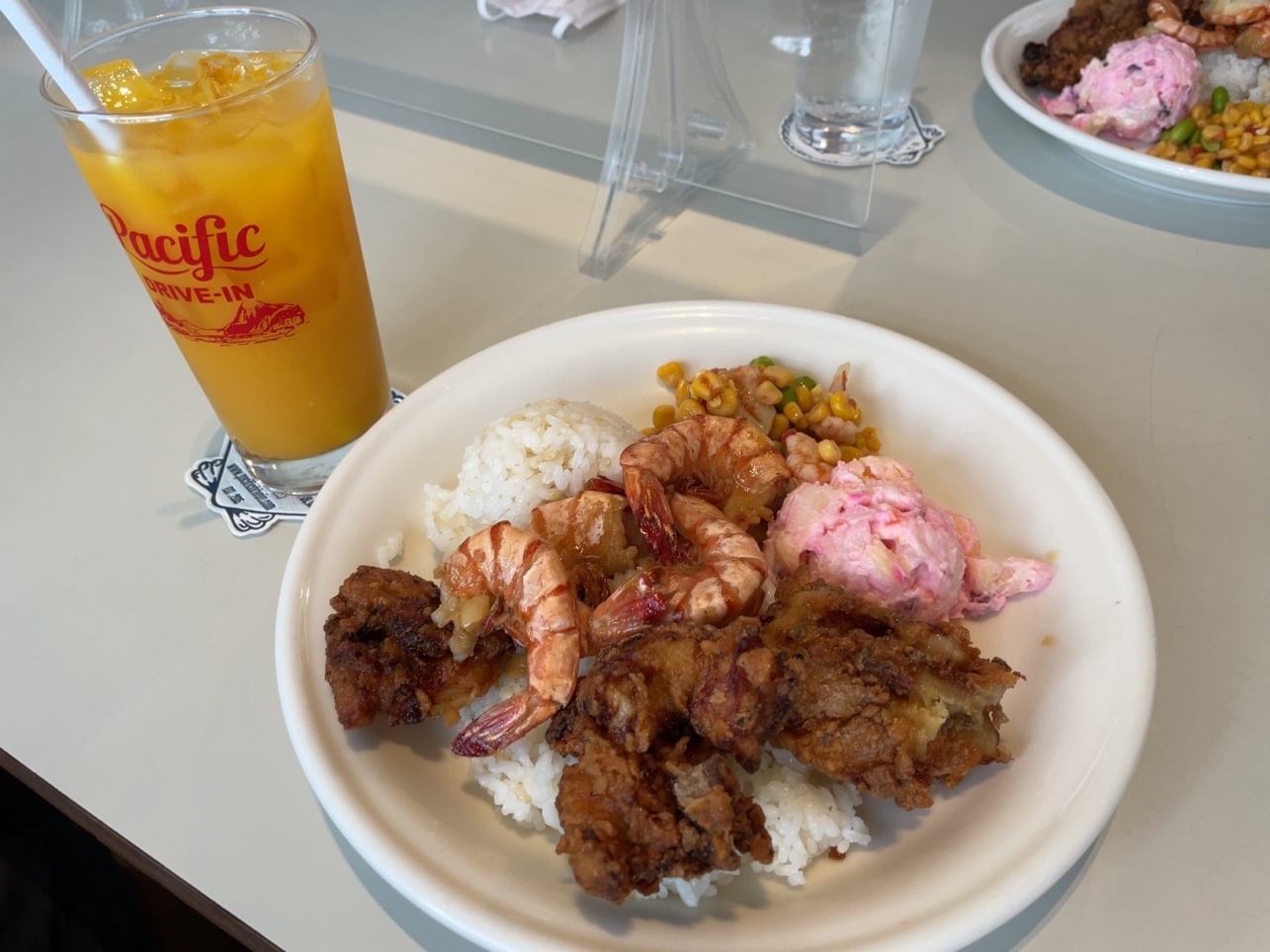 海を見ながらハワイアンプレートランチ　七里ヶ浜（Pacific DRIVE-IN 七里ヶ浜）