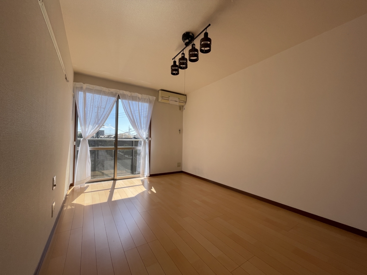 2階角部屋で日当たり良好！今なら照明プレゼント！