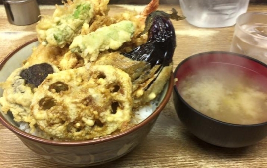 横浜橋商店街にある、でか盛り天丼！　（天丼専門店 豊野丼）