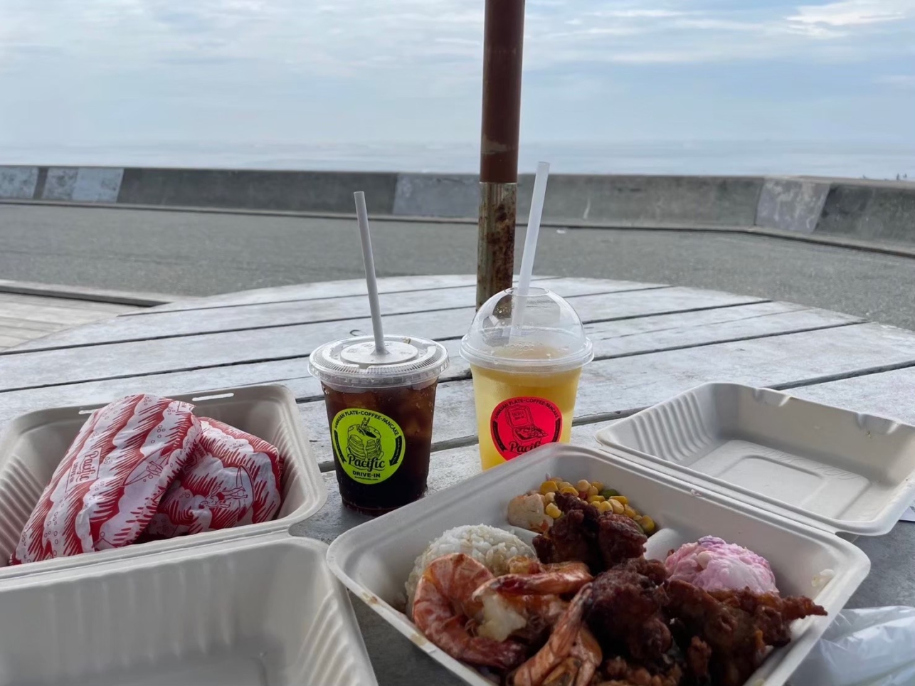 海を見ながらハワイアンプレートランチ　七里ヶ浜（Pacific DRIVE-IN 七里ヶ浜）