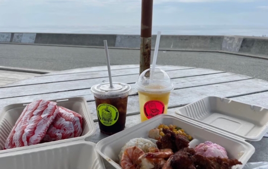 海を見ながらハワイアンプレートランチ　七里ヶ浜（Pacific DRIVE-IN 七里ヶ浜）