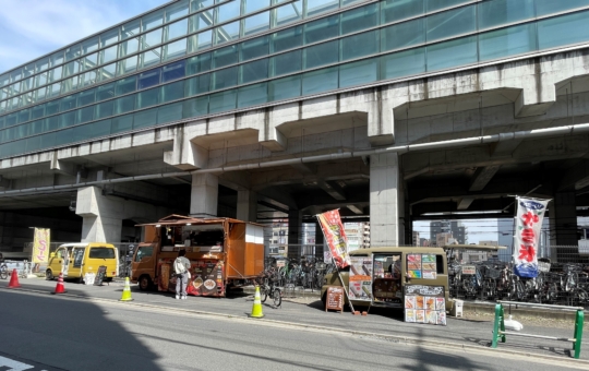 キッチンカーが並ぶ【登戸・遊園ミライノバ】