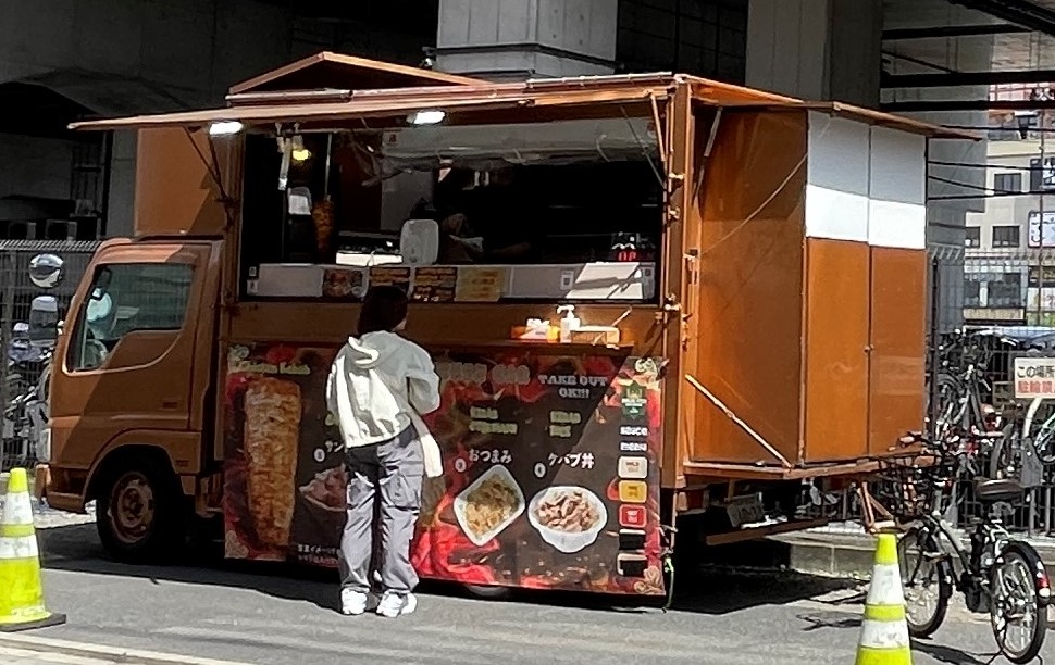 キッチンカーが並ぶ【登戸・遊園ミライノバ】