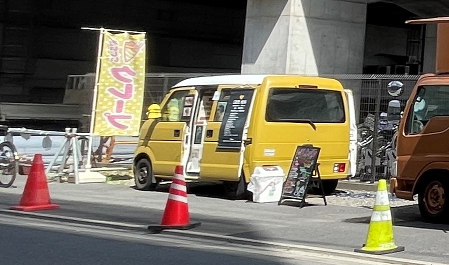 キッチンカーが並ぶ【登戸・遊園ミライノバ】