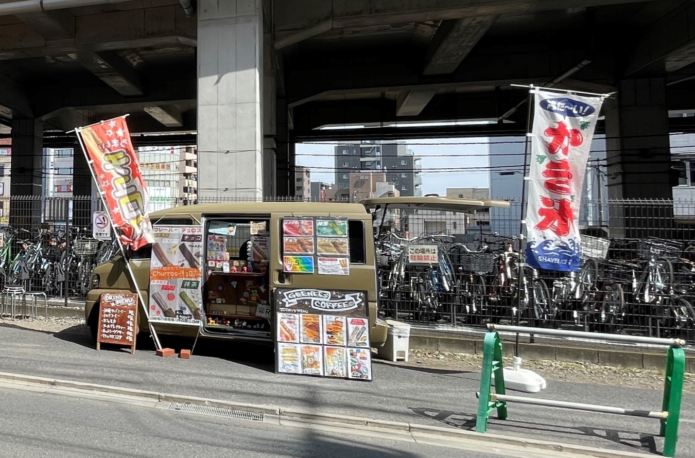 キッチンカーが並ぶ【登戸・遊園ミライノバ】