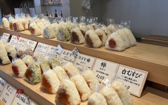 カフェ併設のおにぎり専門店■七むすび