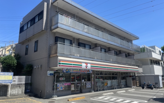 岸根公園徒歩４分、オートロック付きマンション１K。１階はコンビニ☆彡