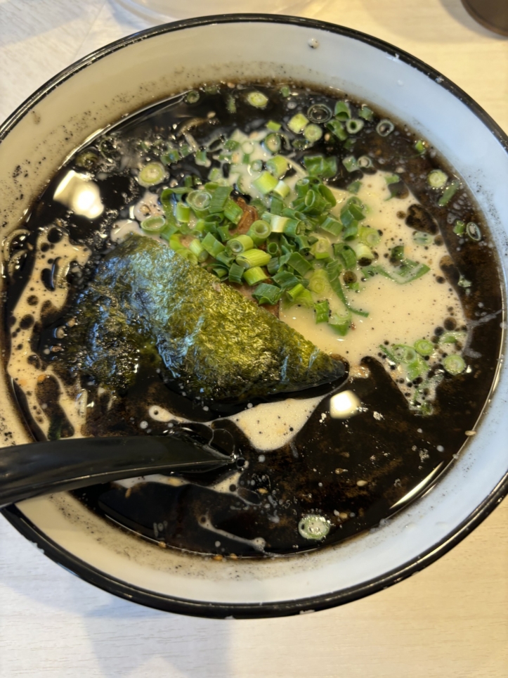 本格的！王道の博多豚骨ラーメン！