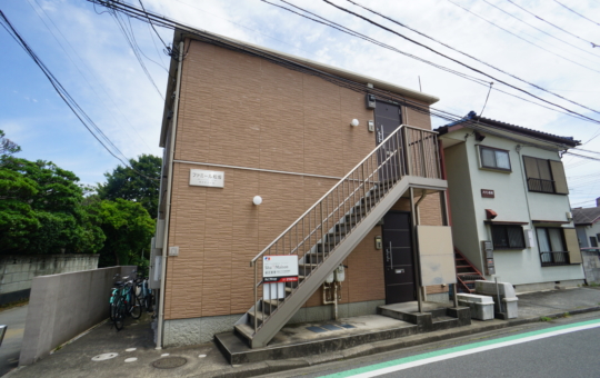 スーパー目の前！敷地内に駐車場もある1LDK！！（ファミール松坂）