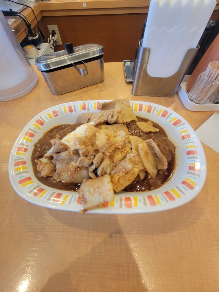 カレーの上にトッピング⁉ボリューム満点【スタミナカレーの店 バーグ 吉野町店】