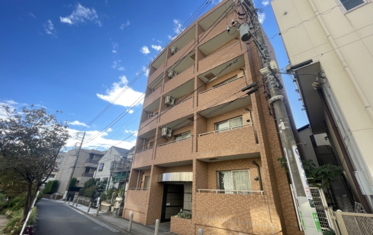 【ひかりはいつ弐番館】RC造オートロック宅配ボックスありの1K。人気の東神奈川駅から徒歩３分。