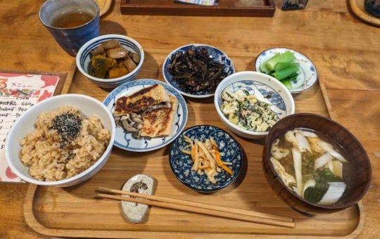 玄米とお野菜メインの自然食ランチ♪