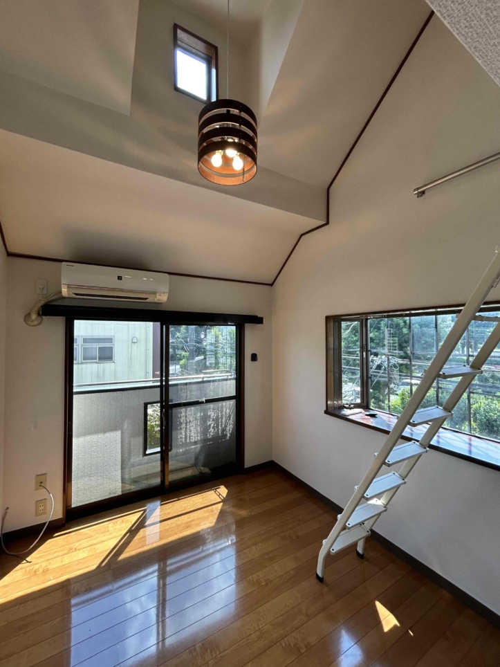 ２階角部屋の明るいロフト付き☆一橋学園のお部屋です☆