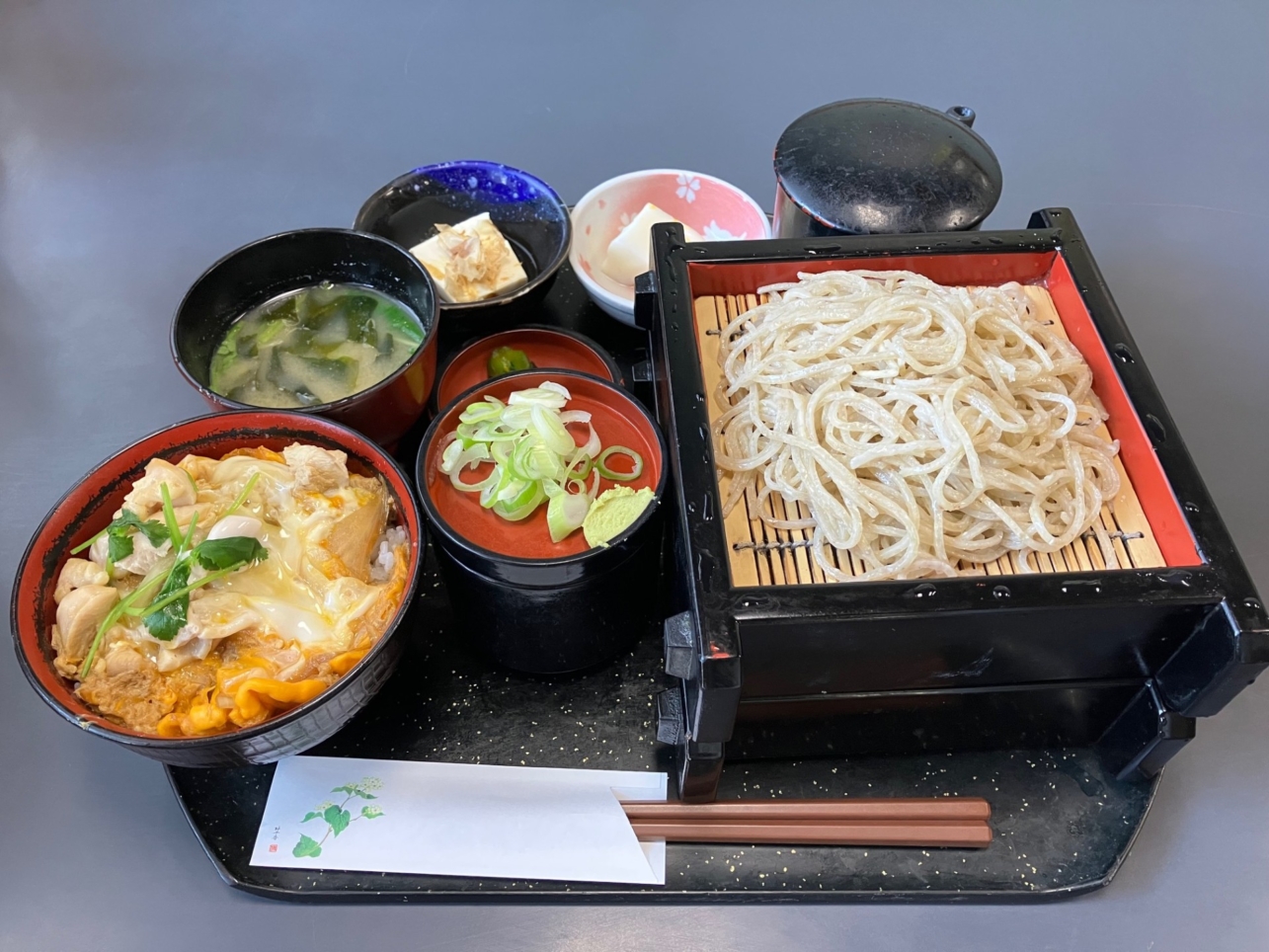 こだわりの自家製そば粉　【そば酒房はなわ】