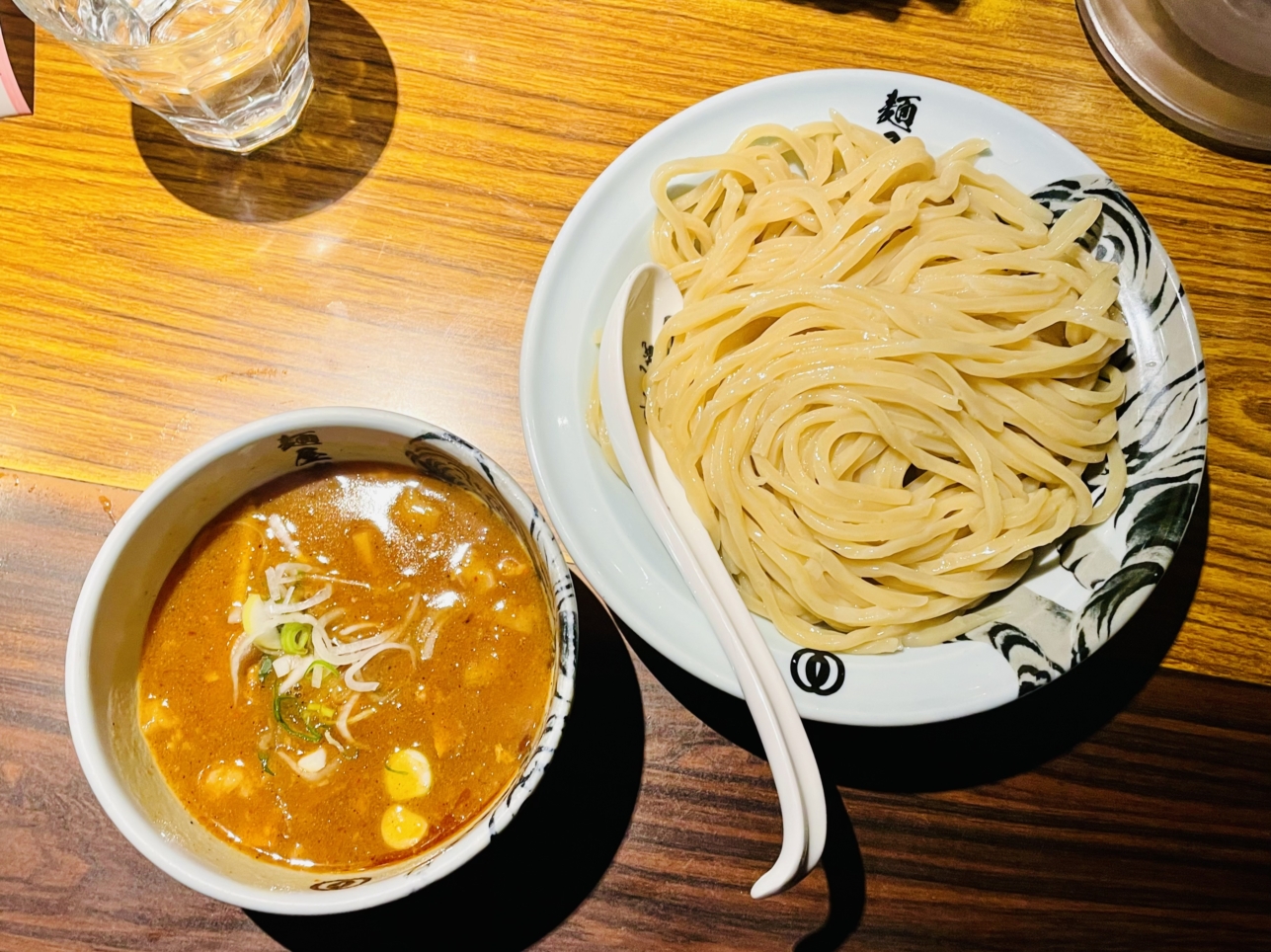 卓上にあるフライドオニオンでの味変も魅力 / 吉祥寺 麺屋武蔵 虎洞