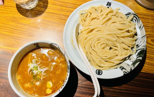 卓上にあるフライドオニオンでの味変も魅力 / 吉祥寺 麺屋武蔵 虎洞