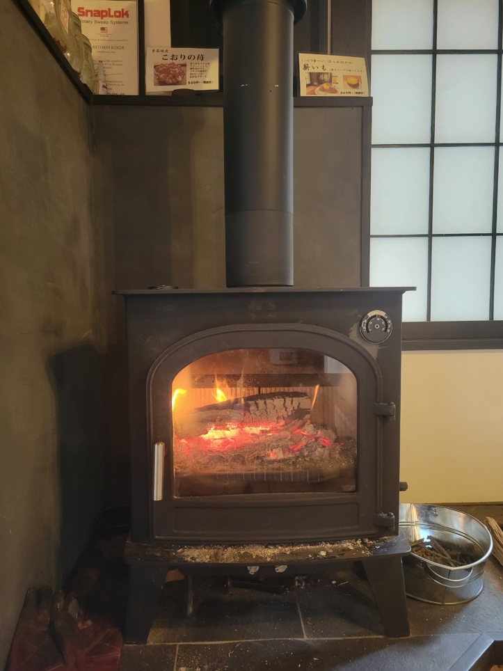 住宅街の中にポツリとある烏山グルメ【薪まきカフェ】