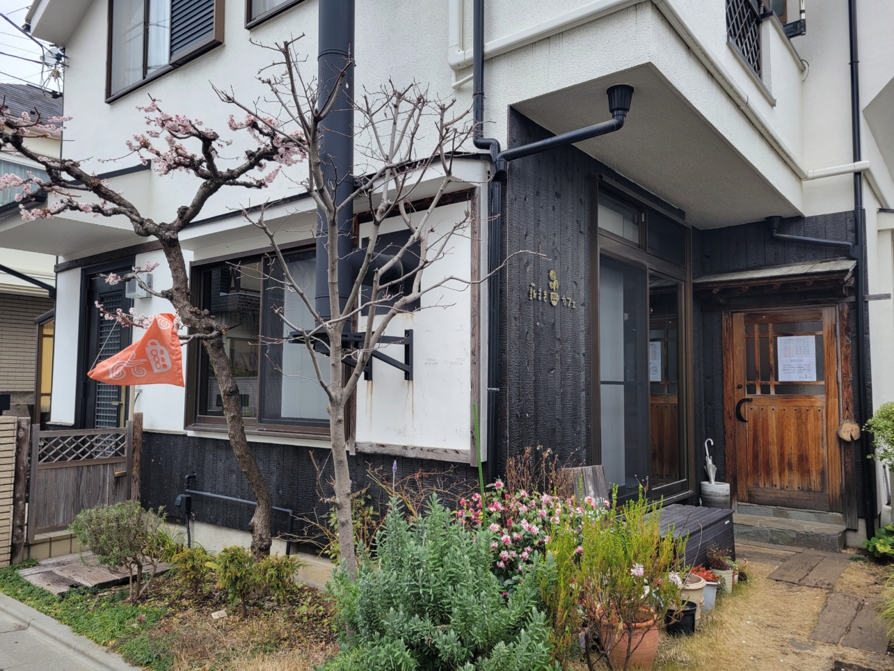 住宅街の中にポツリとある烏山グルメ【薪まきカフェ】