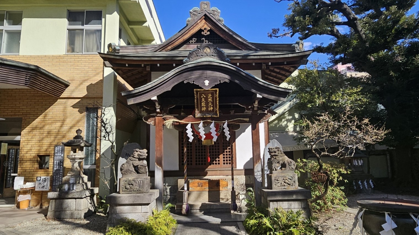 金融関係にご利益あり!! 知る人ぞ知るパワースポット♪《東神社》