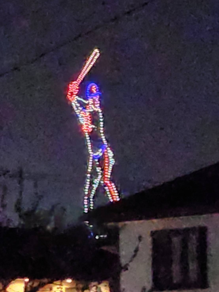 突如夜空に現れたのは…