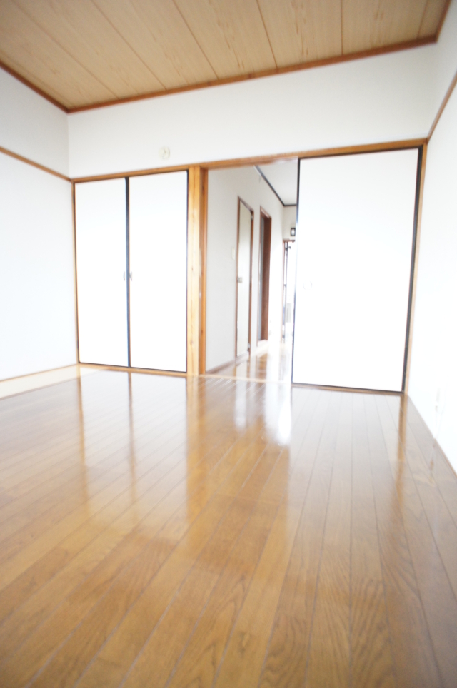 閑静な住宅街に立地、日当たり良好なお部屋です【コーポ坂下】