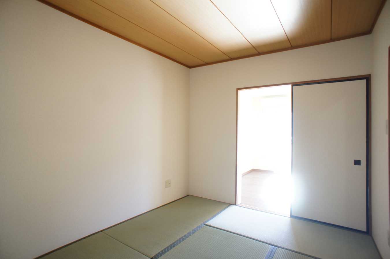 和室の魅力♪休日は日向ぼっこしたい物件です！【ドゥ・プレ生田】