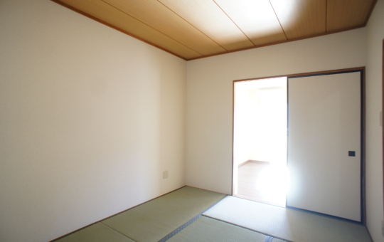 和室の魅力♪休日は日向ぼっこしたい物件です！【ドゥ・プレ生田】