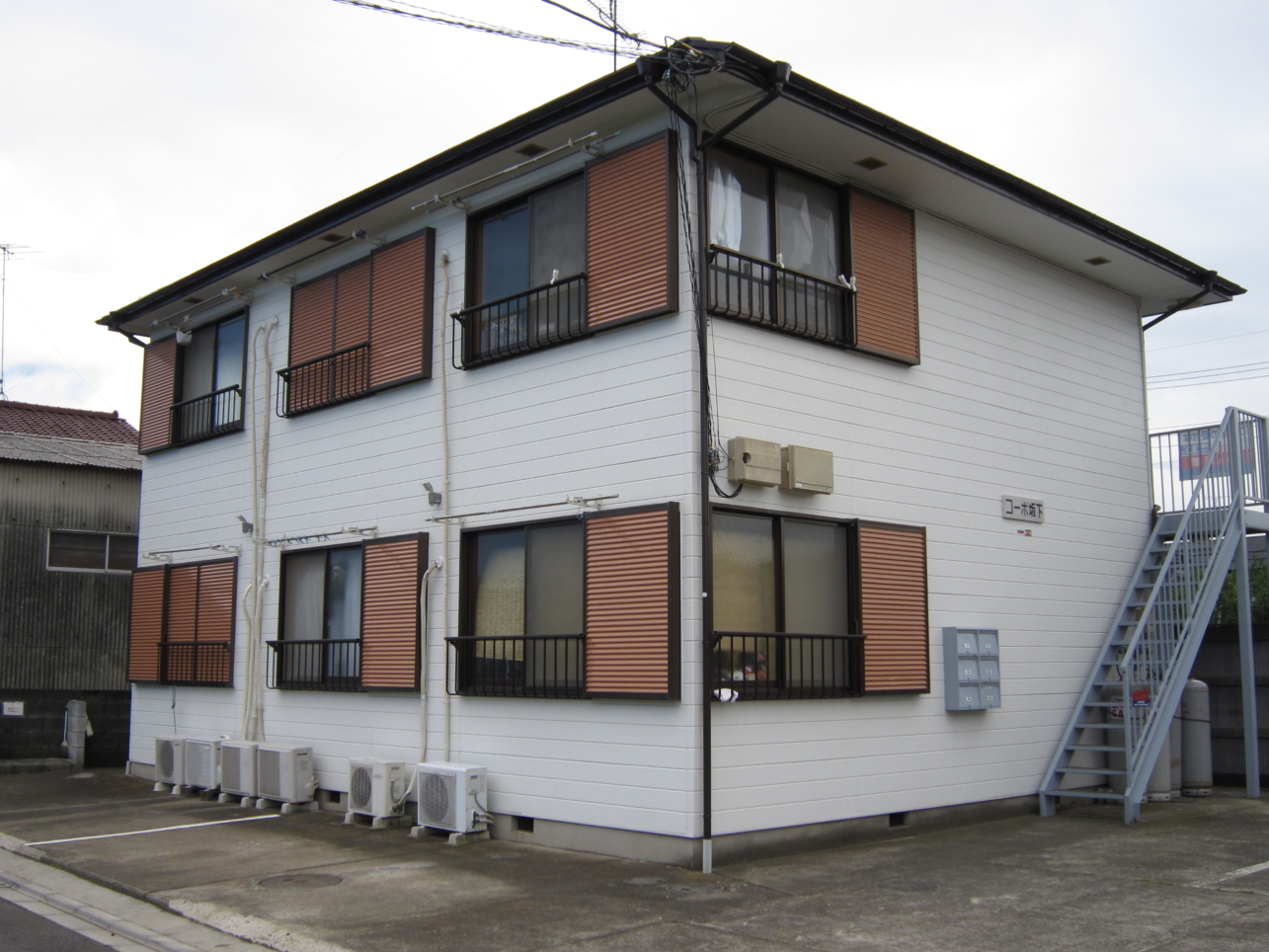 閑静な住宅街に立地、日当たり良好なお部屋です【コーポ坂下】