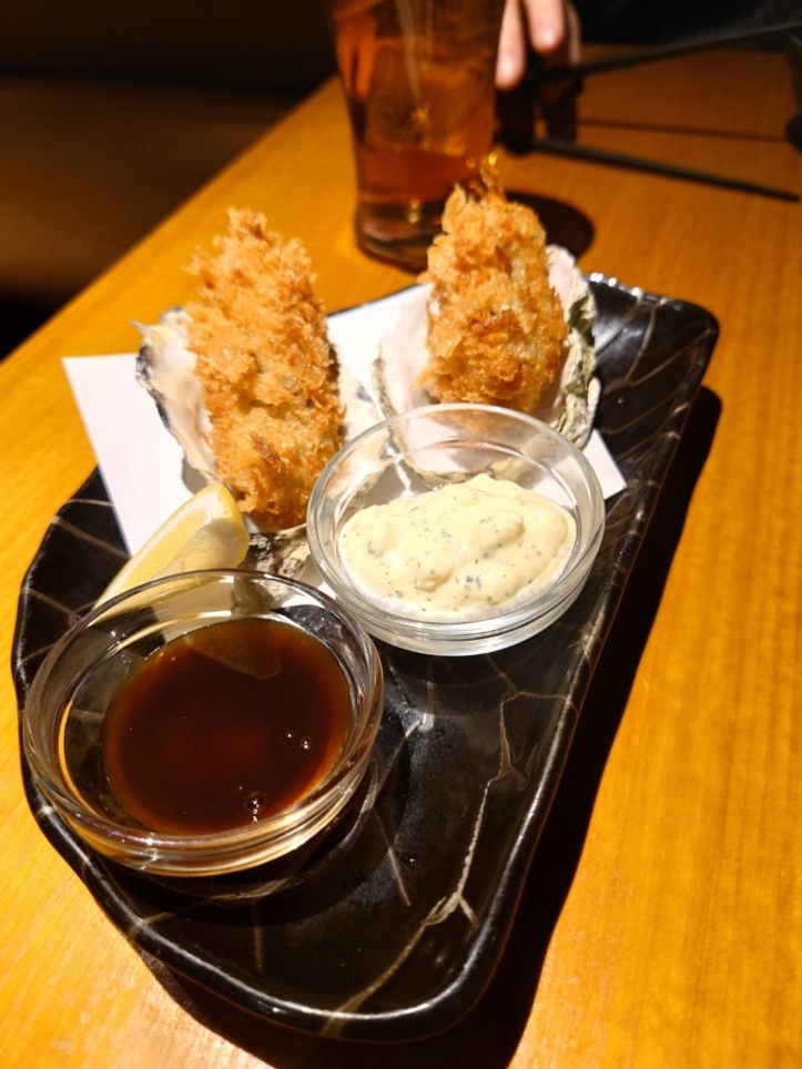 日本各地の牡蠣と炉端焼が自慢のお店【牡蠣ツ端】