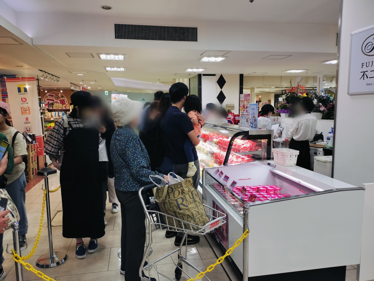 ペコちゃん開店【不二家】