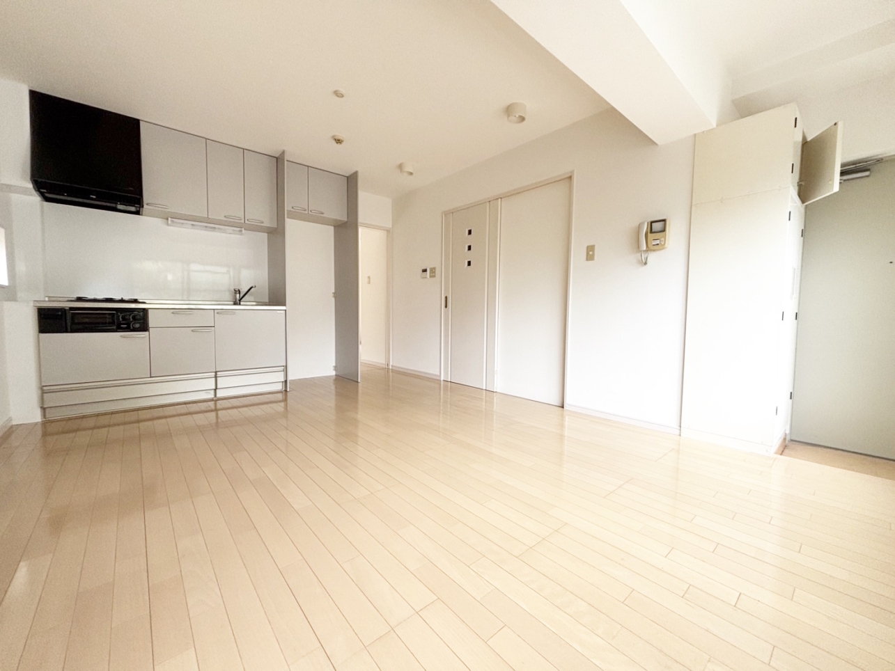 広々としたフローリングのお部屋【ジュネス柿の木坂 101】