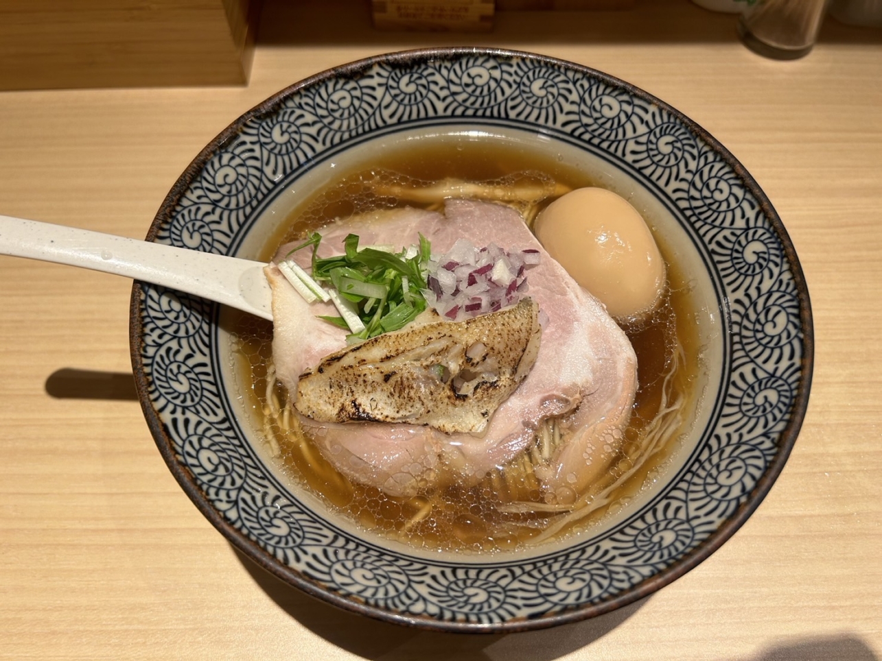 厳選素材の旨味を凝縮した淡麗中華そば店！（鴨と蟹 中華そば 燈）